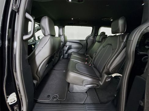 New 2026 Chrysler Pacifica Select image 23