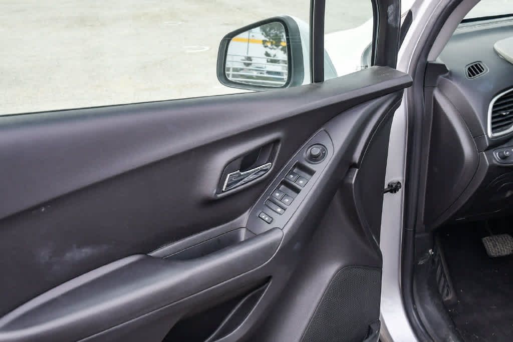 Used 2019 Chevrolet Trax LT w/ LT Convenience Package FWD image 26