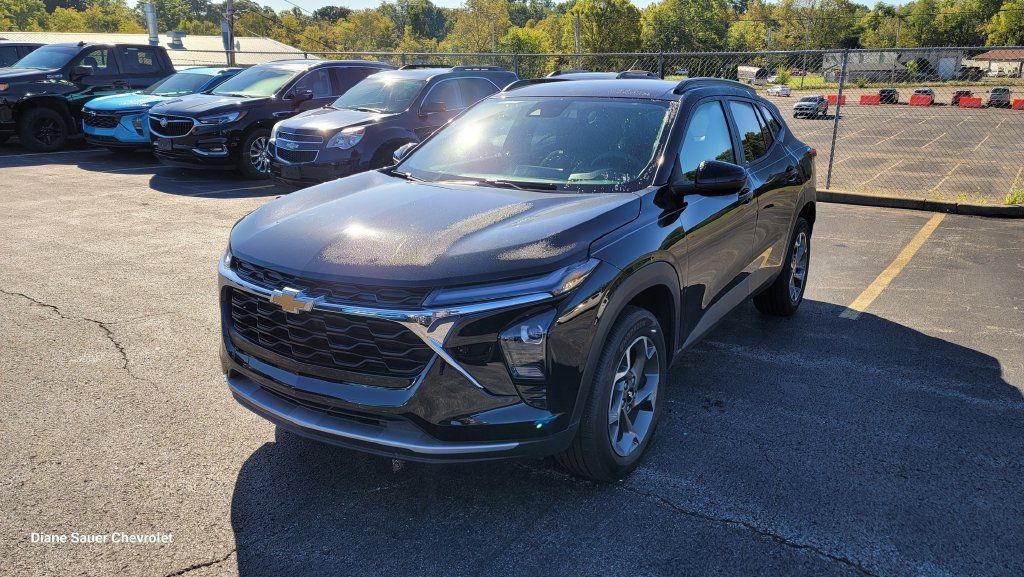 Used 2026 Chevrolet Trax LT FWD image 2