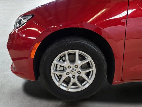Used 2025 Chrysler Pacifica Select FWD image 25