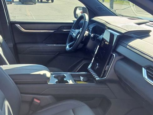 Used 2025 GMC Acadia Elevation w/ Elevation Premium Package image 7