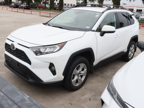 Used 2021 Toyota RAV4 XLE FWD image 4