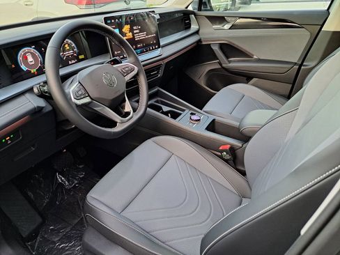 New 2026 Volkswagen Tiguan SE FWD image 7