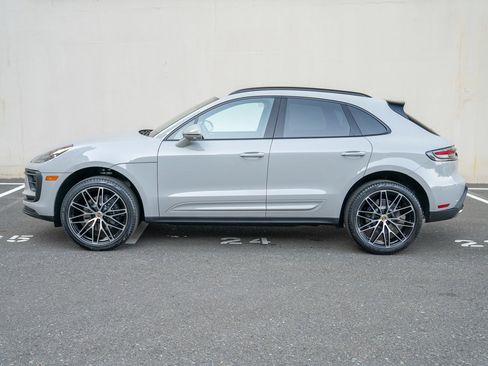 Certified 2025 Porsche Macan image 2