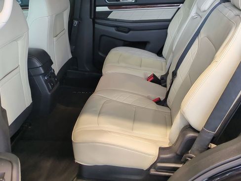 Used 2016 Ford Explorer Platinum image 18