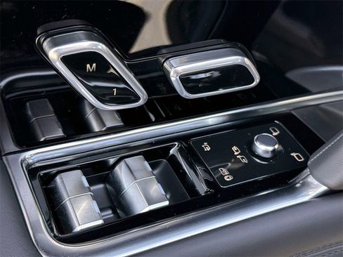 New 2025 Land Rover Range Rover Long Wheelbase SE image 18