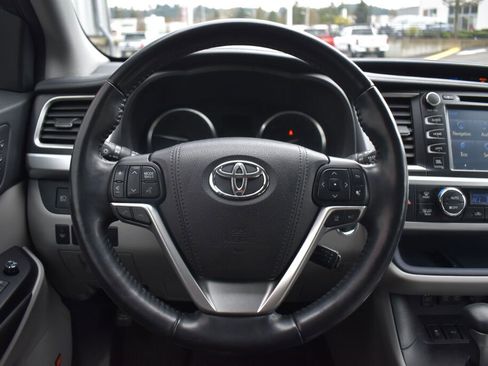 Certified 2017 Toyota Highlander Limited Platinum image 9