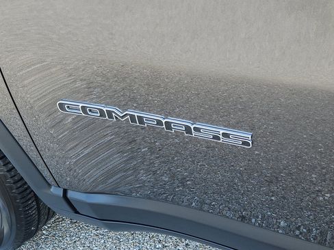 Used 2023 Jeep Compass Latitude image 12