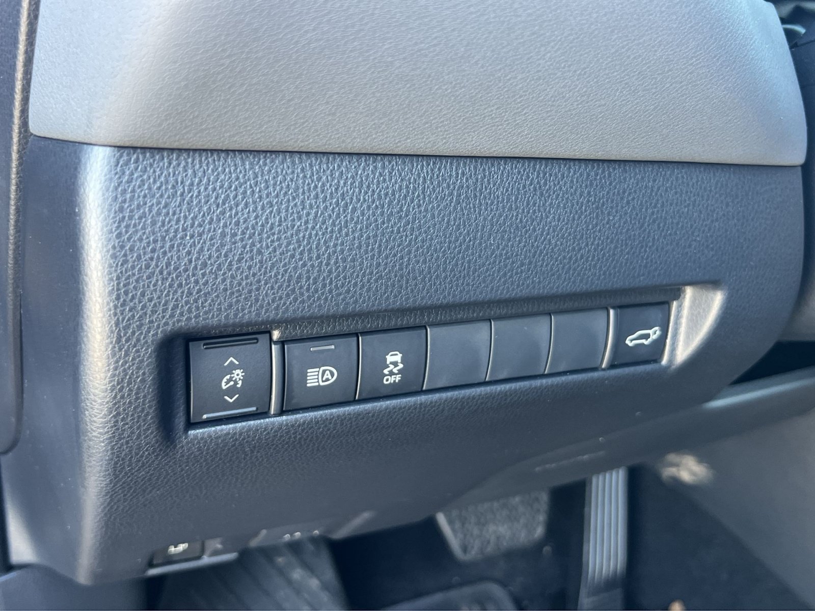 Used 2023 Toyota Venza LE AWD/4WD image 31