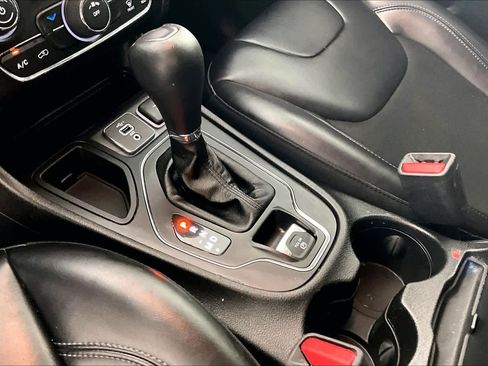 Used 2020 Jeep Cherokee Latitude Plus image 16