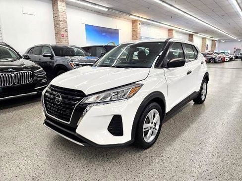 Used 2021 Nissan Kicks S image 1