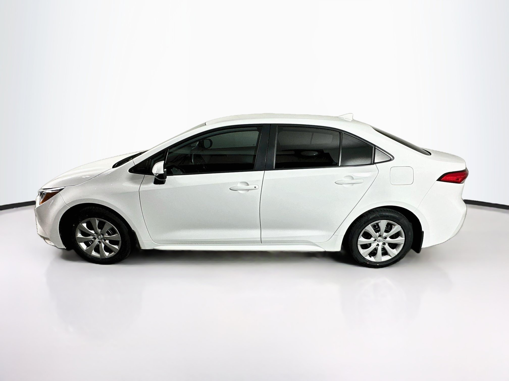 Used 2025 Toyota Corolla LE FWD image 4