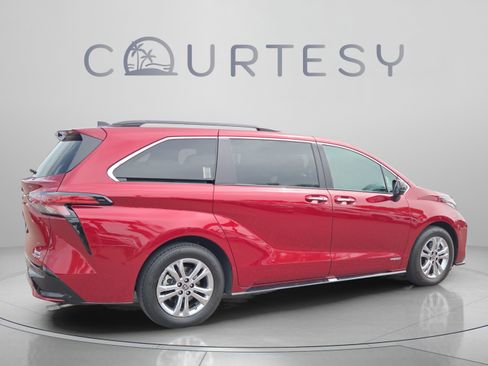 Certified 2021 Toyota Sienna XSE AWD/4WD image 5