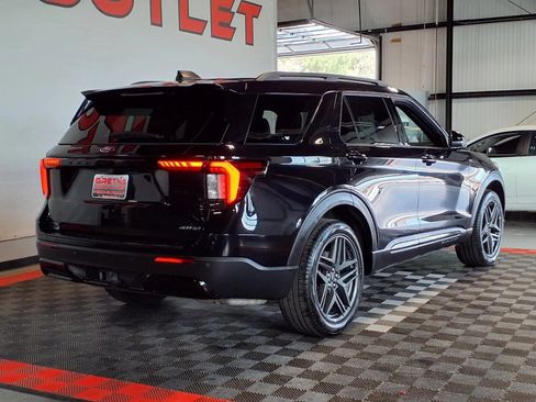Used 2025 Ford Explorer ST-Line w/ ST-Line Street Pack AWD/4WD image 8