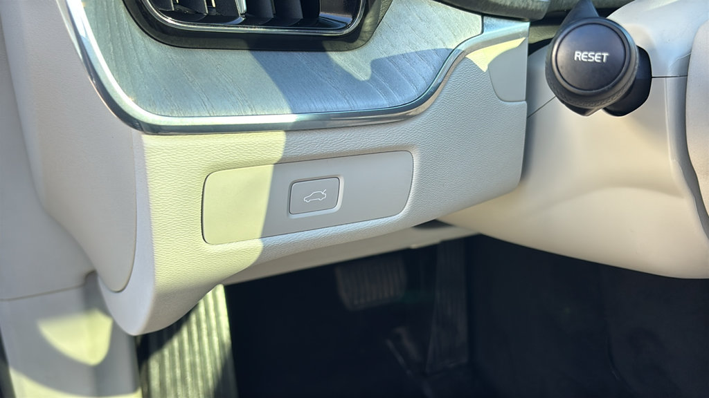 Certified 2025 Volvo XC60 B5 Plus w/ Climate Package AWD/4WD image 15