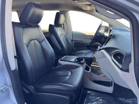 Used 2024 Chrysler Pacifica Touring-L FWD image 15