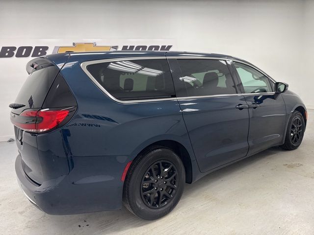 Used 2023 Chrysler Pacifica Touring-L FWD image 5