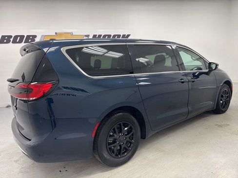 Used 2023 Chrysler Pacifica Touring-L FWD image 5
