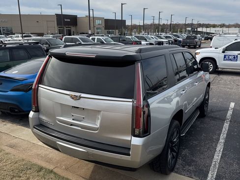 Used 2017 Cadillac Escalade Premium Luxury image 3