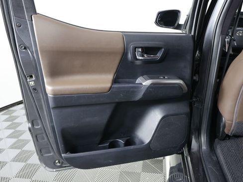 Used 2016 Toyota Tacoma Limited w/ Towing Package image 16