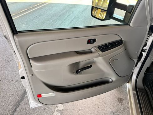 Used 2006 Chevrolet Silverado 2500 LT RWD image 11