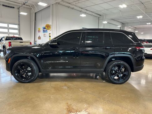 Used 2025 Jeep Grand Cherokee Limited AWD/4WD image 4