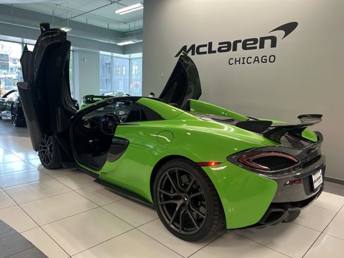 Used 2019 McLaren 570S Spider image 17