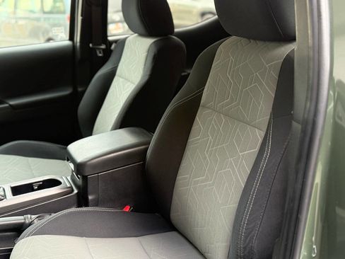 Used 2022 Toyota Tacoma TRD Off-Road image 11