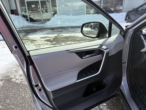 Used 2025 Toyota RAV4 XLE w/ Convenience Package image 9