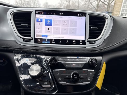 New 2026 Chrysler Pacifica Limited image 25