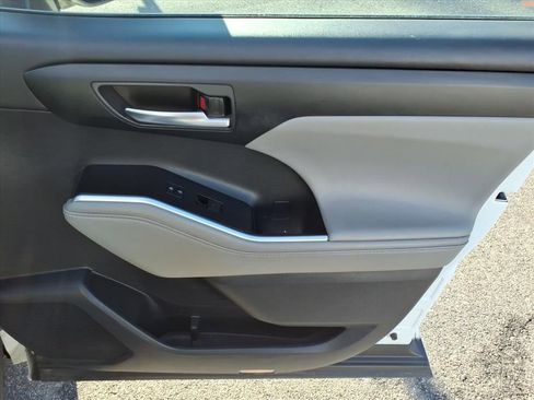 Used 2020 Toyota Highlander XLE image 16