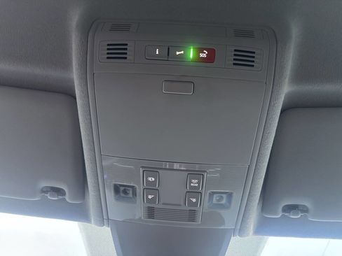 Used 2024 Volkswagen Tiguan SE image 40