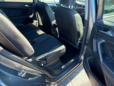 Used 2022 Volkswagen Tiguan SE w/ Panoramic Sunroof Package image 18