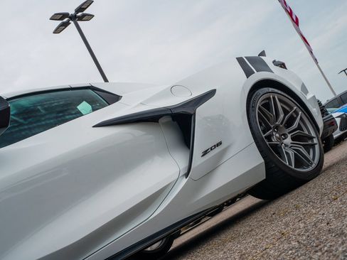 Used 2024 Chevrolet Corvette Z06 RWD image 11