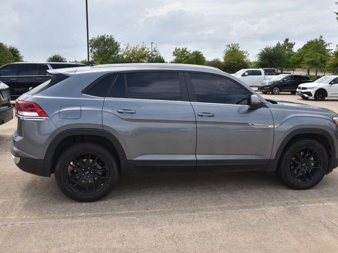 Used 2024 Volkswagen Atlas Cross Sport SE w/ Panoramic Sunroof Package FWD image 6