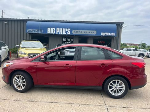 Used 2017 Ford Focus SE FWD image 2
