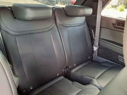 Used 2025 Land Rover Range Rover Long Wheelbase SE image 18