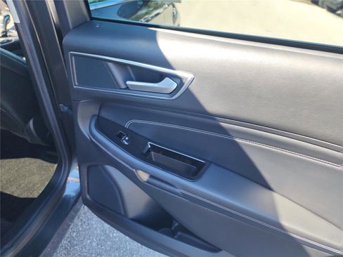 Used 2018 Ford Edge Titanium w/ Technology Package image 19