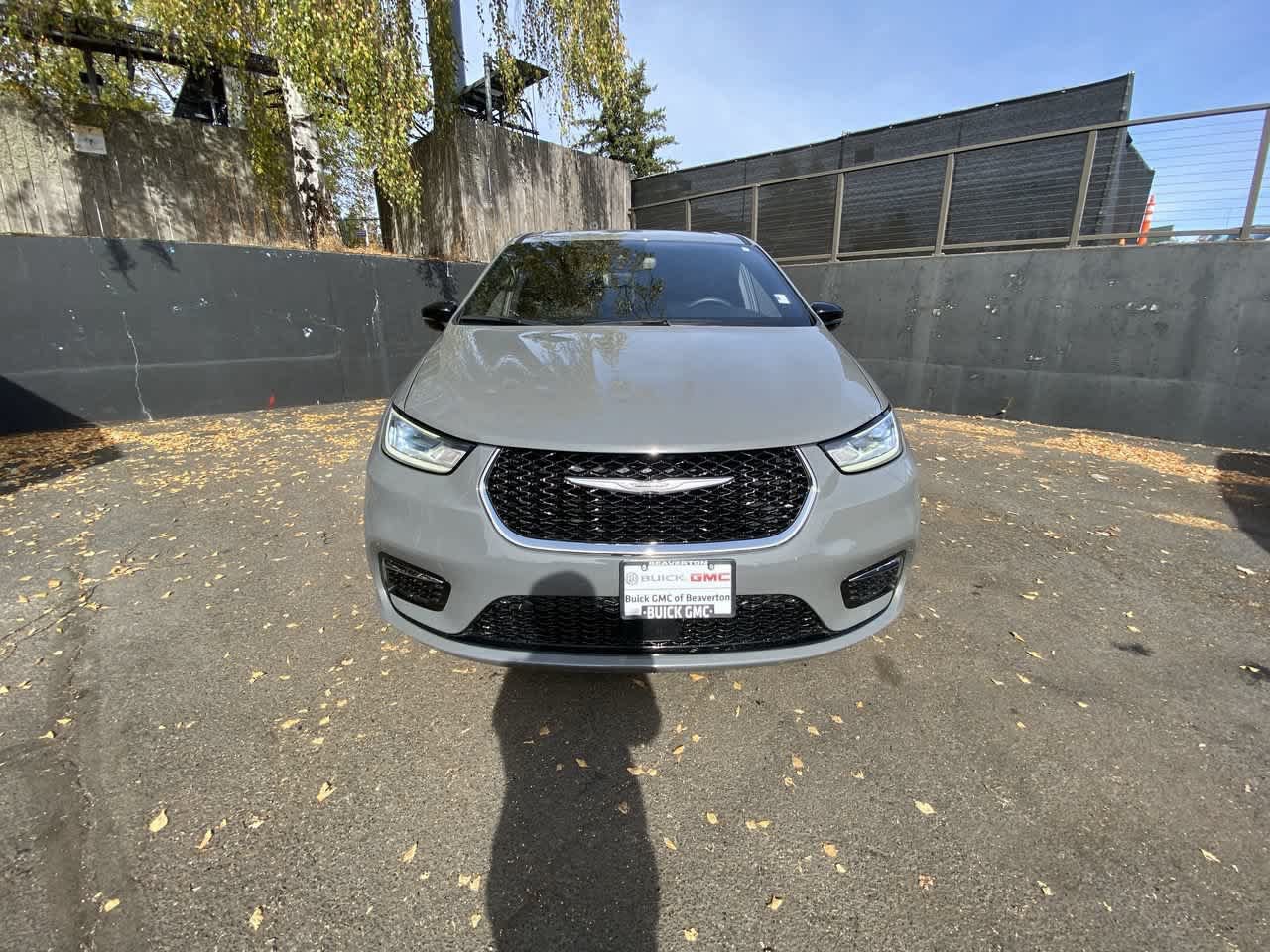 Used 2025 Chrysler Pacifica Select FWD image 9