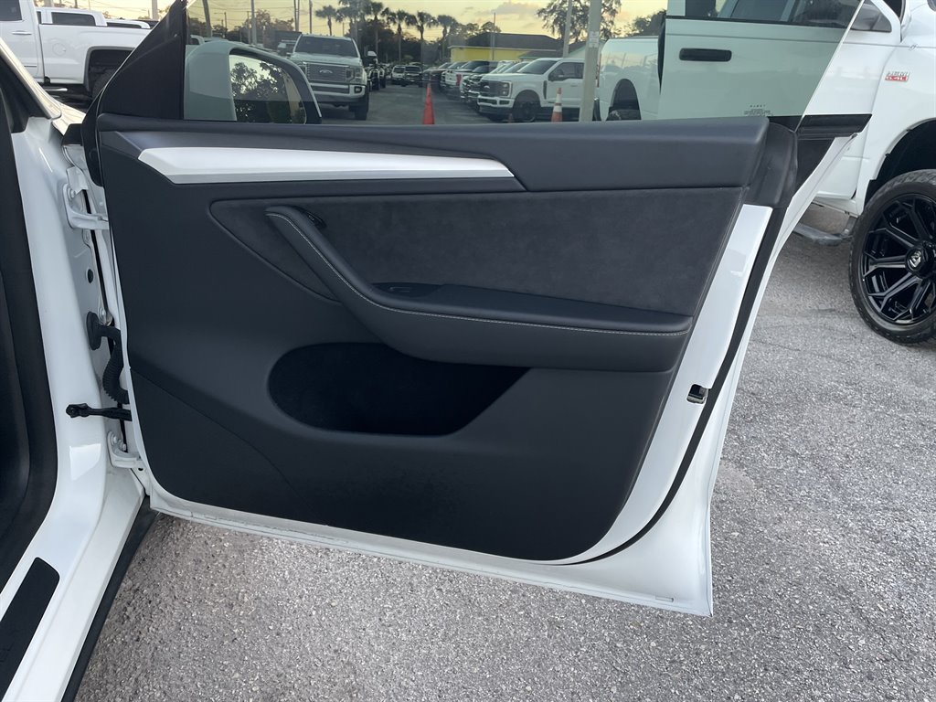 Used 2024 Tesla Model Y Long Range AWD/4WD image 33