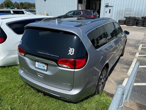 Used 2018 Chrysler Pacifica Limited w/ Tire & Wheel Group FWD image 5