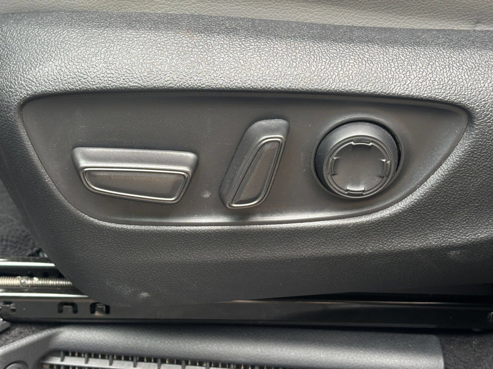 Used 2025 Toyota Sienna XLE FWD image 21