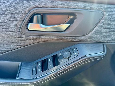 Used 2023 Nissan Rogue SV image 14