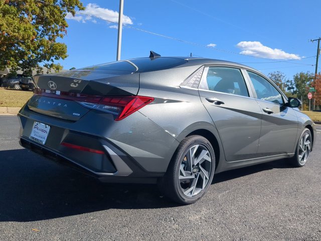 Used 2025 Hyundai Elantra Limited FWD image 4