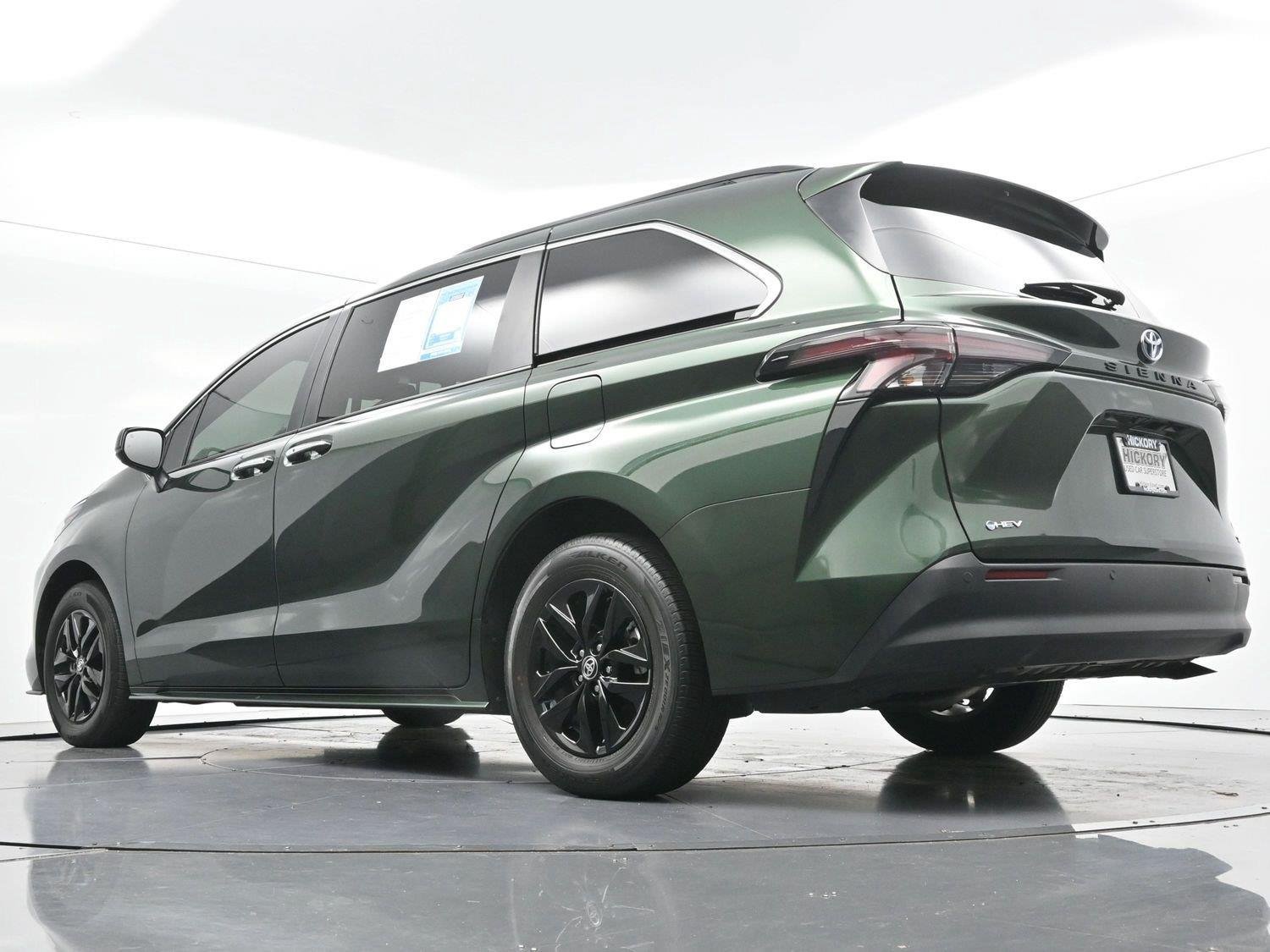 Used 2025 Toyota Sienna XLE FWD image 52