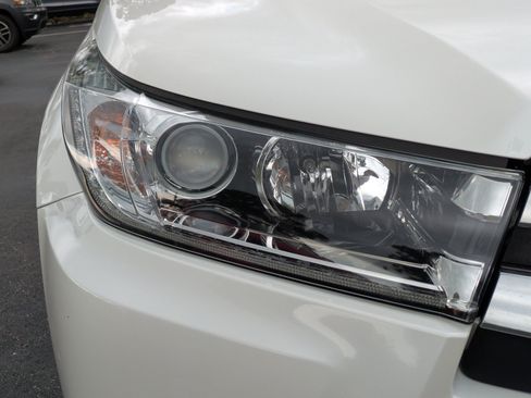 Used 2019 Toyota Highlander Limited FWD image 8