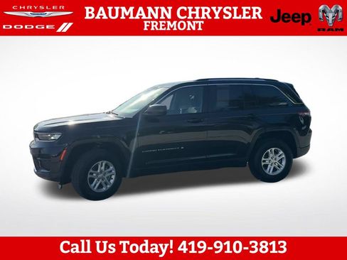 Used 2023 Jeep Grand Cherokee Laredo w/ Luxury Tech Group I AWD/4WD image 3