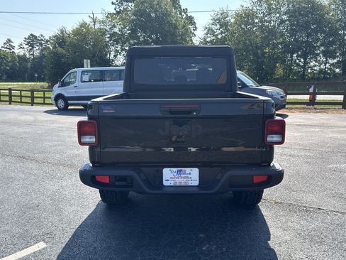 New 2025 Jeep Gladiator Sport image 6