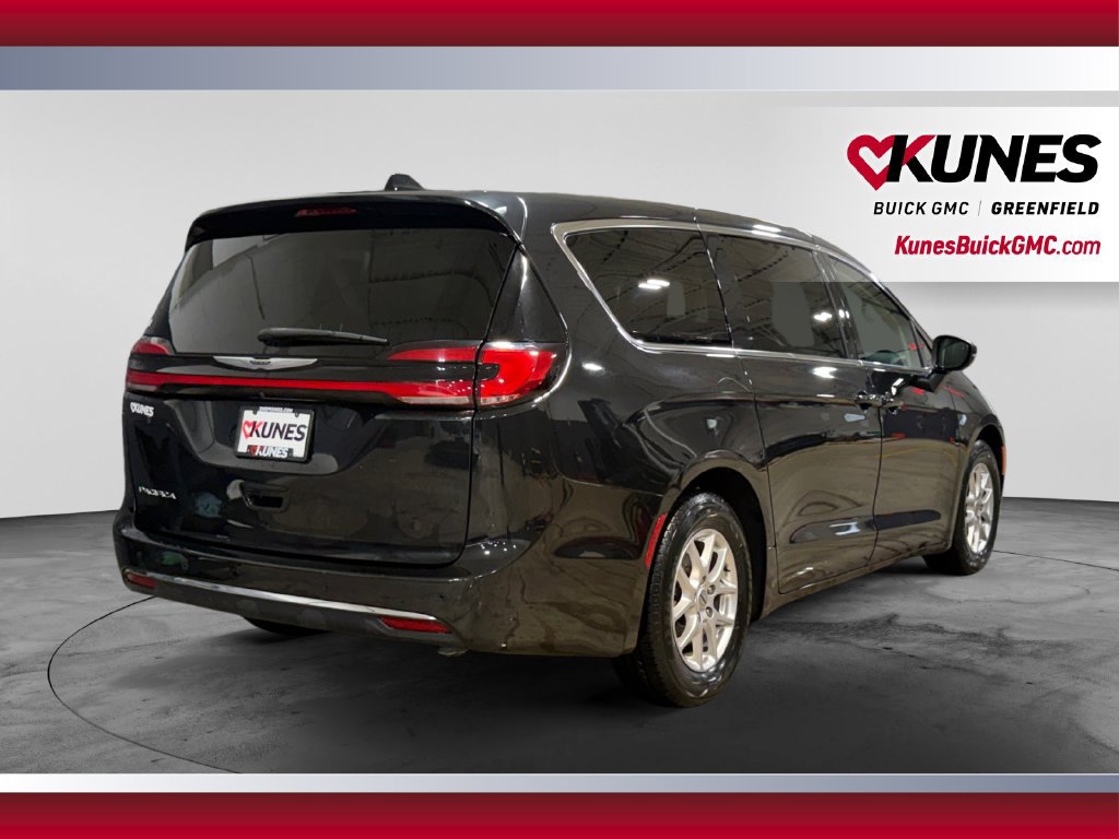 Used 2023 Chrysler Pacifica Touring-L FWD image 10