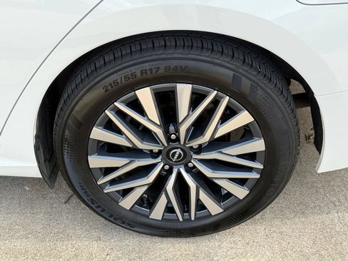 Used 2025 Nissan Altima 2.5 SV FWD image 30